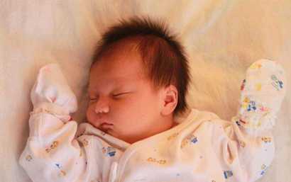 北京代怀成功率多高，一个月宝宝喝奶呛到鼻子怎么办，新生儿呛奶如何急救？